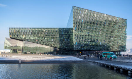 Vedere exterioară a sălii de concerte Harpa din Reykjavik, Islanda, Sursa foto: dreamstime.com