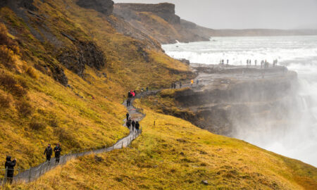 Turiștii vizitează Gullfoss, cascada în apropierea cercului de aur din Islanda, Sursa foto: dreamstime.com