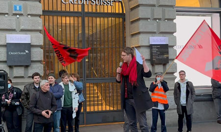 Protestatari in fata bancii elvetiene Credit Suisse