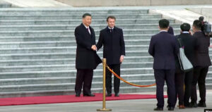 Emmanuel Macron alături de Xi Jinping în timpul vizitei din China