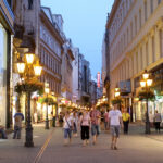 Oameni, turiști și localcini, care se plimbă pe strada Vaci Utca, în centrul Budapestei, Ungaria (sursă foto: dreamstime)