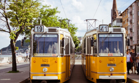 Două tramvaie galbene în Budapesta, Ungaria, mai 2013