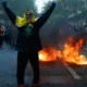 Oamenii sărbătoresc pe străzile Parisului, în timp ce protestele din acest an de 1 Mai coincid cu un șir lung de indignare publică legate de o lege privind reforma pensiilor (sursă foto: The Guardian)