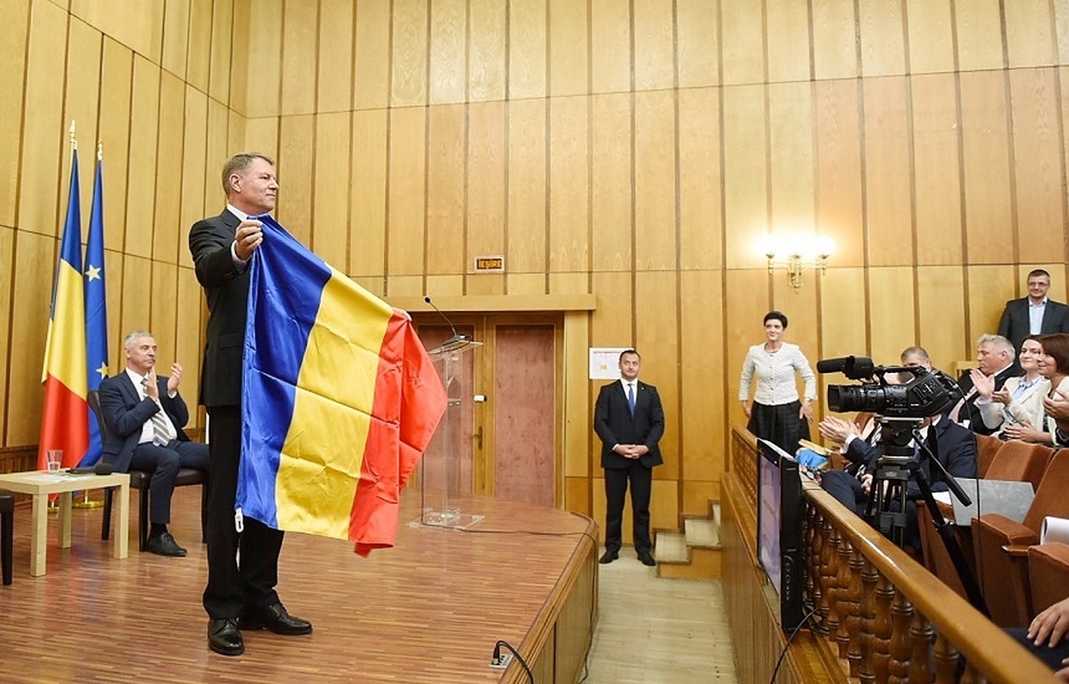 Klaus Iohannis Drapel Sursă foto News.ro