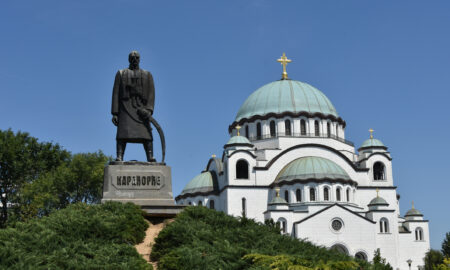 Biserica „Sfântul Sava” este una dintre cele mai mari biserici ortodoxe din lume. Aceasta se află în Belgrad, capitala Serbiei, alături de monumentul lui Karadjordje, conducătorul Primei Răscoale Sârbe împotriva dominației otomane și fondatorul dinastiei Karagheorghevic (sursă foto: Dreamstime)