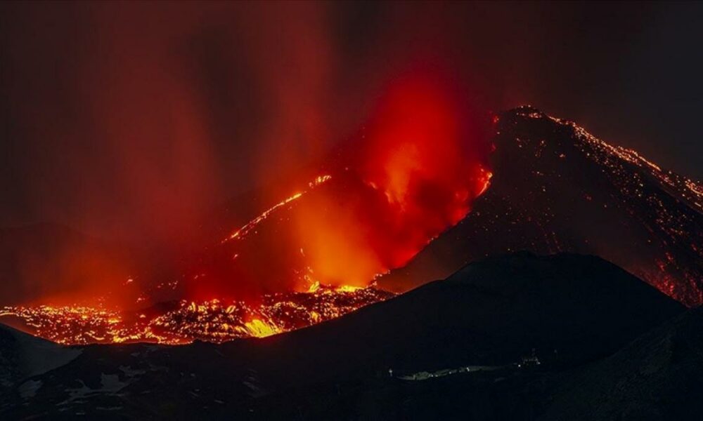 Erupția vulcanului Etna devine un magnet turistic, polițiștii îndeamnă la prudență