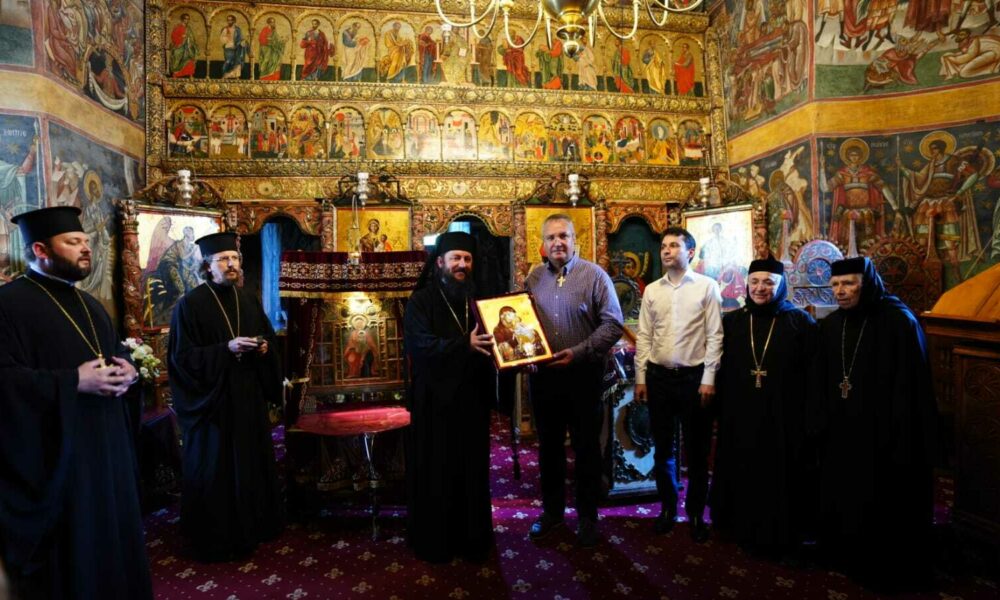 Vizită extraordinară la Mănăstirea Voroneț: Nicolae Ciucă a primit ordinul „Crucea Bucovinei”