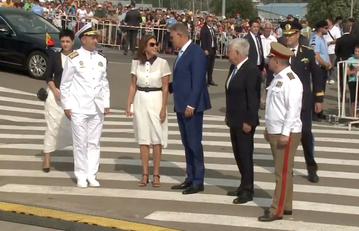 Carmen Iohannis, tinuta de ziua Marinei, sursa foto: turnulsfatului.ro