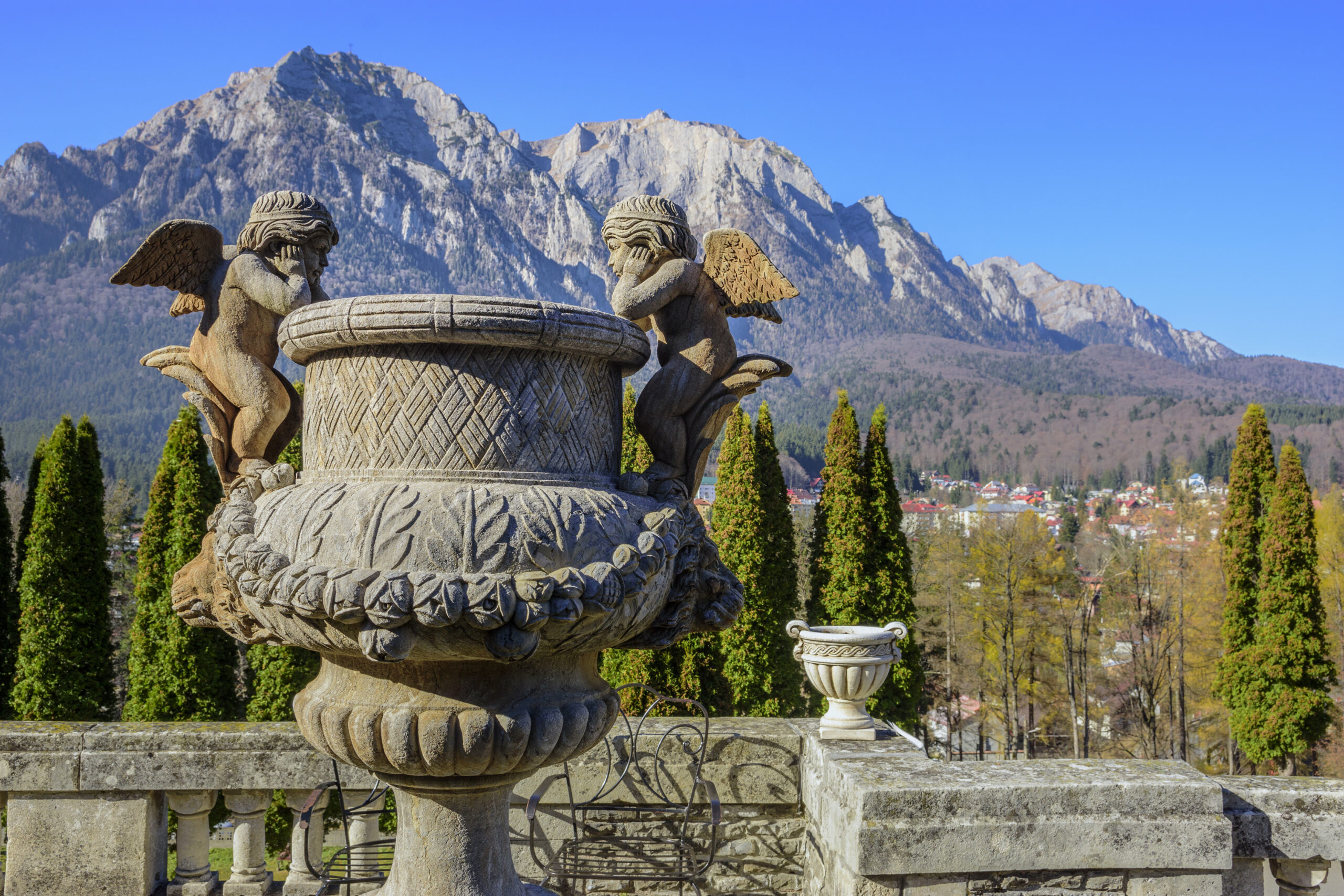 Castelul Cantacuzino este una dintre cele mai vizitate obiective turistice din zona de munte din România (sursă foto: dreamstime)