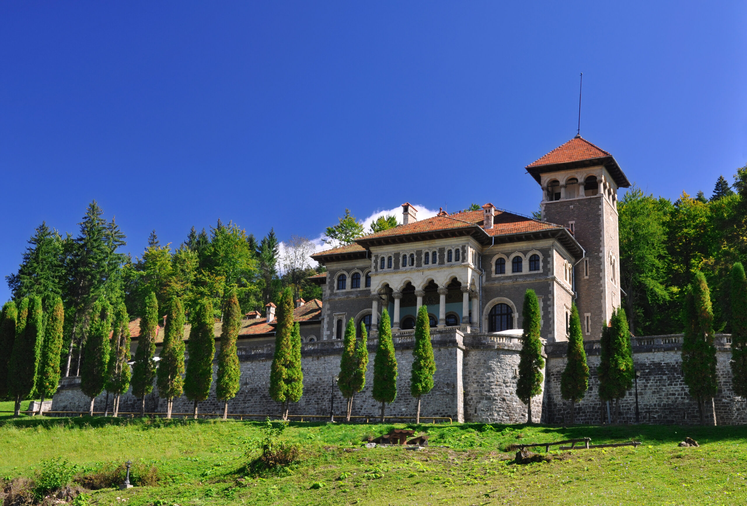 Castelul Cantacuzino este principalul obiectiv turistic din stațiunea Bușteni din județul Brahiva (sursă foto: dreamstime)