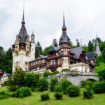 Castelul Peleș din Sinaia este unul dintre cele mai populare destinații turistice din zonele muntoase ale României (sursă foto: dreamstime.com)