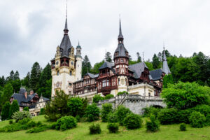 Castelul Peleș din Sinaia este unul dintre cele mai populare destinații turistice din zonele muntoase ale României (sursă foto: dreamstime.com)