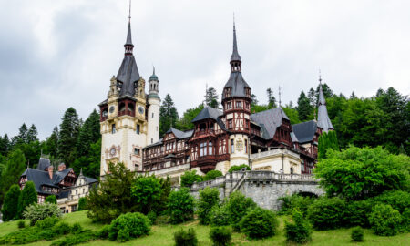 Castelul Peleș din Sinaia este unul dintre cele mai populare destinații turistice din zonele muntoase ale României (sursă foto: dreamstime.com)