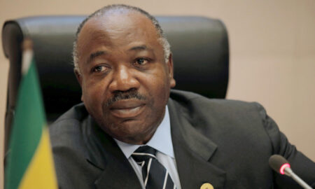 Ali Bongo Ondimba., sta pe scaun, el este președintele Gabonului.