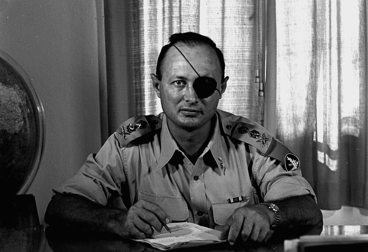 Politicianul israelian și fost ministru al Apărării, Moshe Dayan (sursă foto: bloomberg.com)