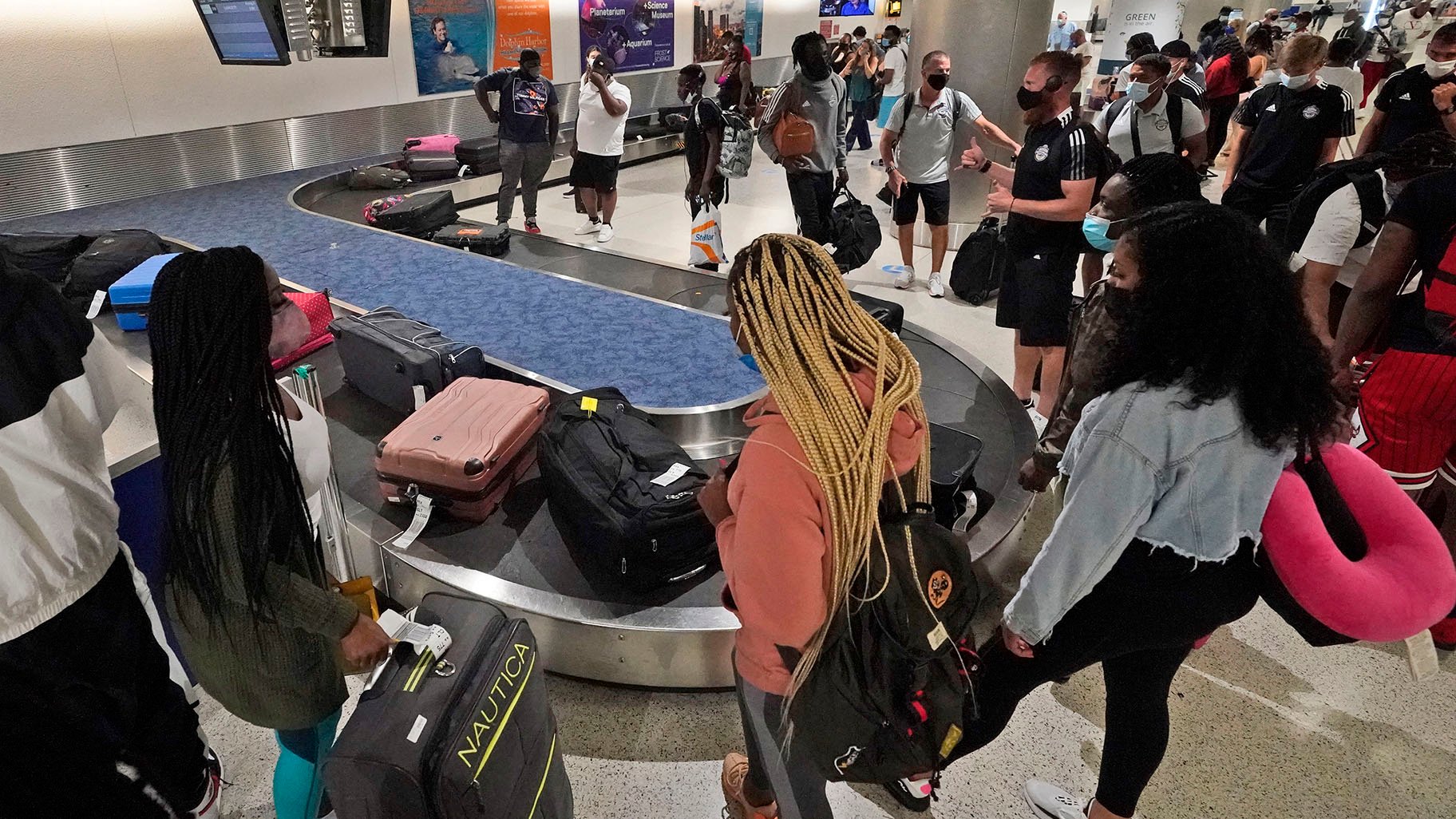 Oameni in aeroport Sursa foto Arhiva companiei