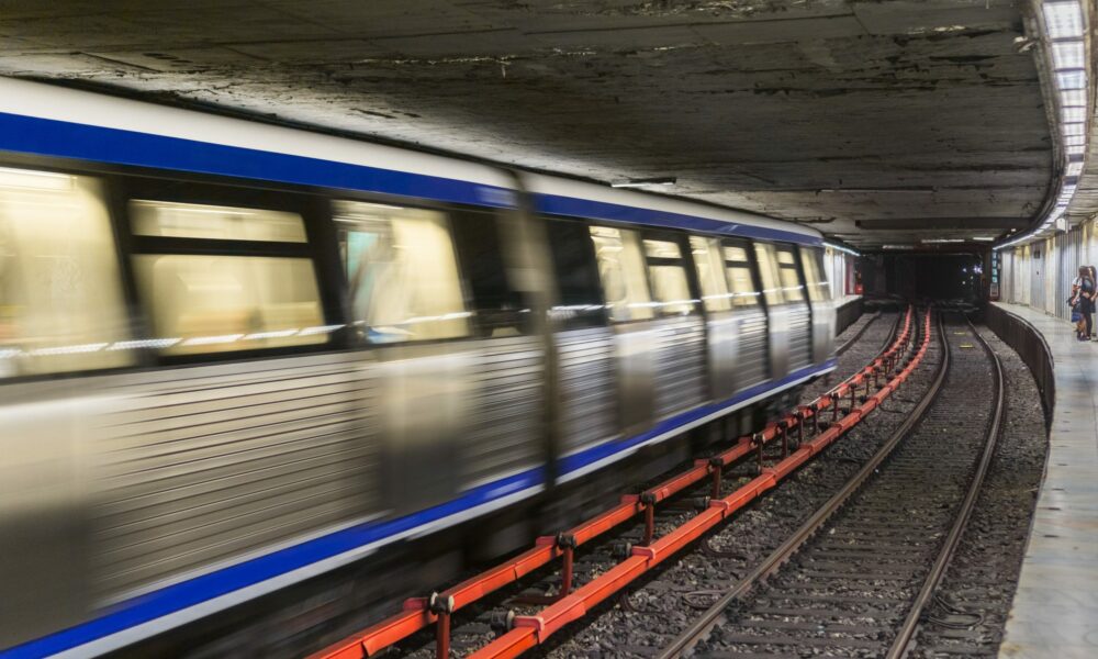 Probleme cu transportul. Metrourile circulă greu în Capitală