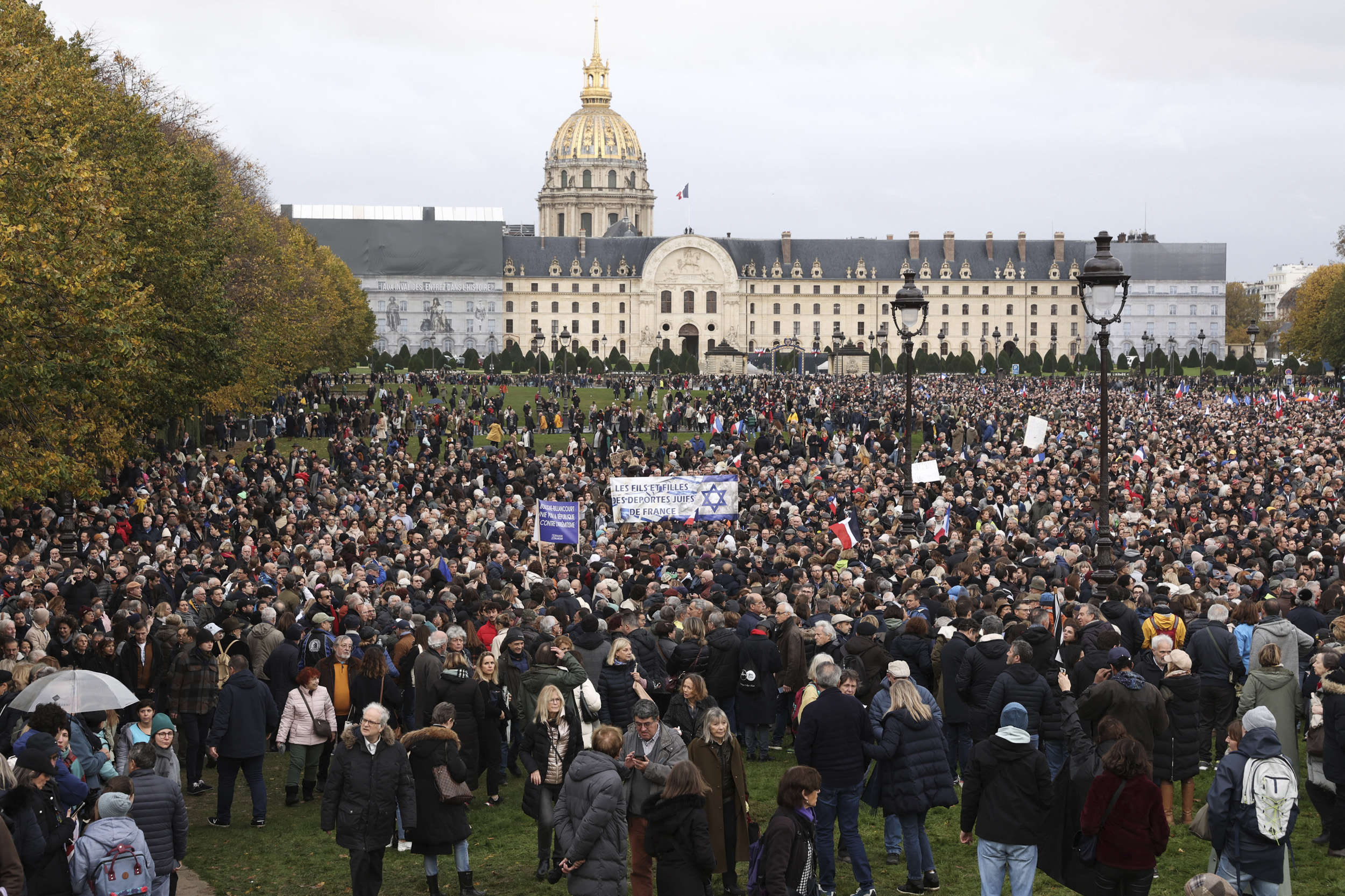 proteste paris (sursă foto: NBS News)