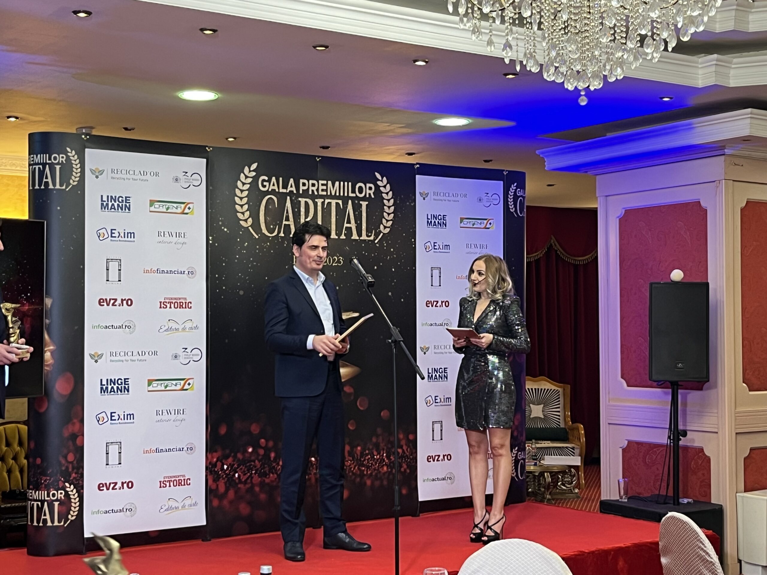 GEORGE SAFIR – CEO Familia Safir, pe scena Premiilor Capital (sursă foto: Infofinanciar)