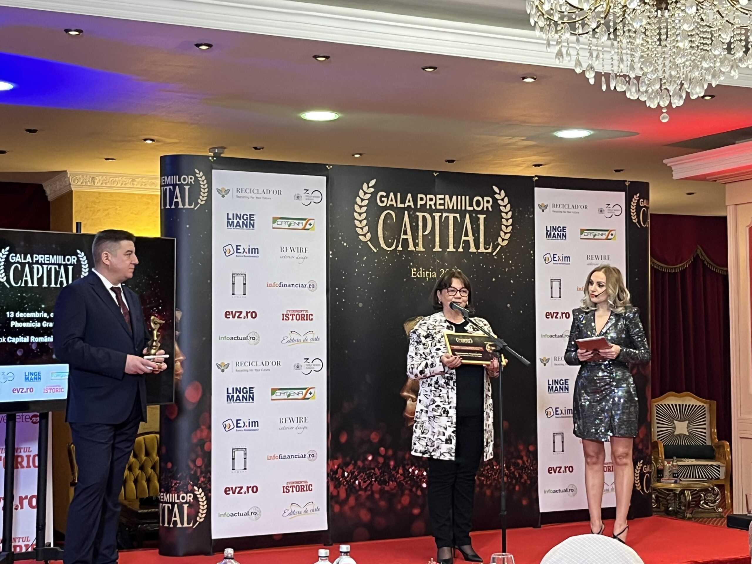 CARMENCITA CONSTANTIN - Country Service Leader GE Power, pe scena Premiilor Capital (sursă foto: Infofinanciar)