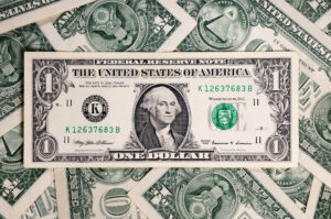 Dolarul își revine de la minimul ultimelor trei săptămâni