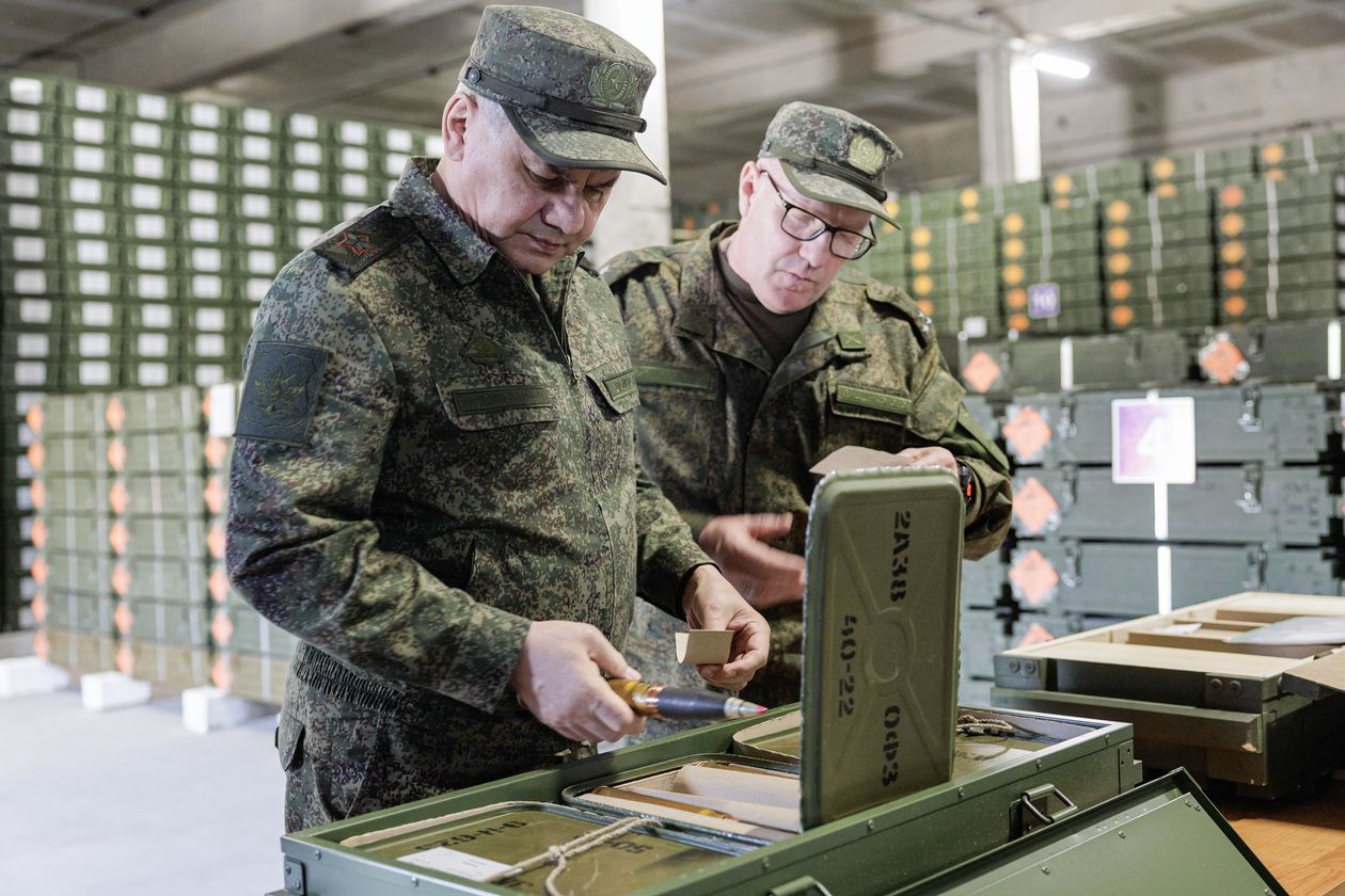 Ministrul Apărării, Serghei Șoigu, văzut în prim-plan la un depozit de arme