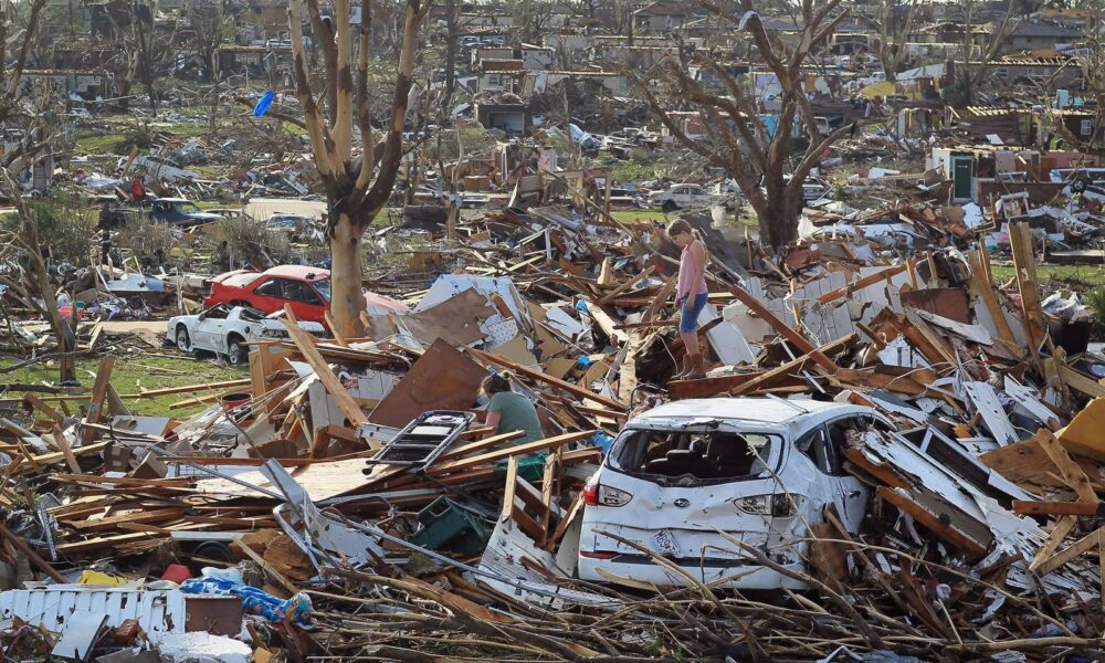 SUA, luată cu asalt de tornade puternice. Case inundate, drumuri blocate și copaci smulși din rădăcini