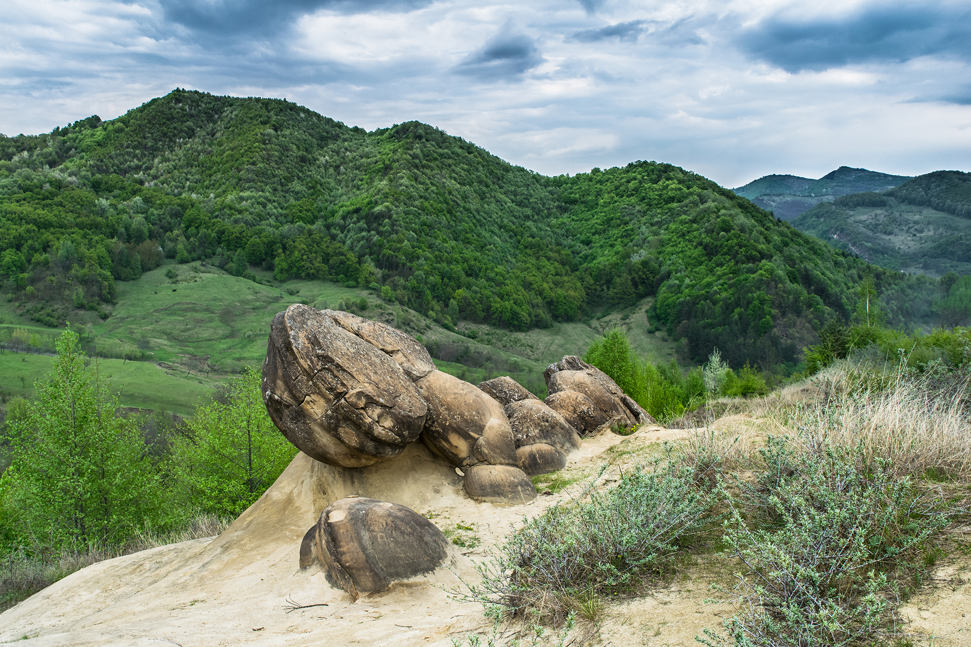 Trovanții de la Ulmet, un obiectiv turistic încadrat în Geoparcul Ținutul Buzăului (sursă foto - arhiva companiei)