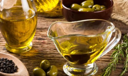 Cresc prețurile pentru uleiul de măsline din Grecia. Cât plătesc românii pentru un litru