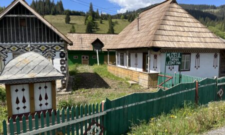 România Atractivă - Prima casă decorată din Ciocănești a devenit acum muzeu