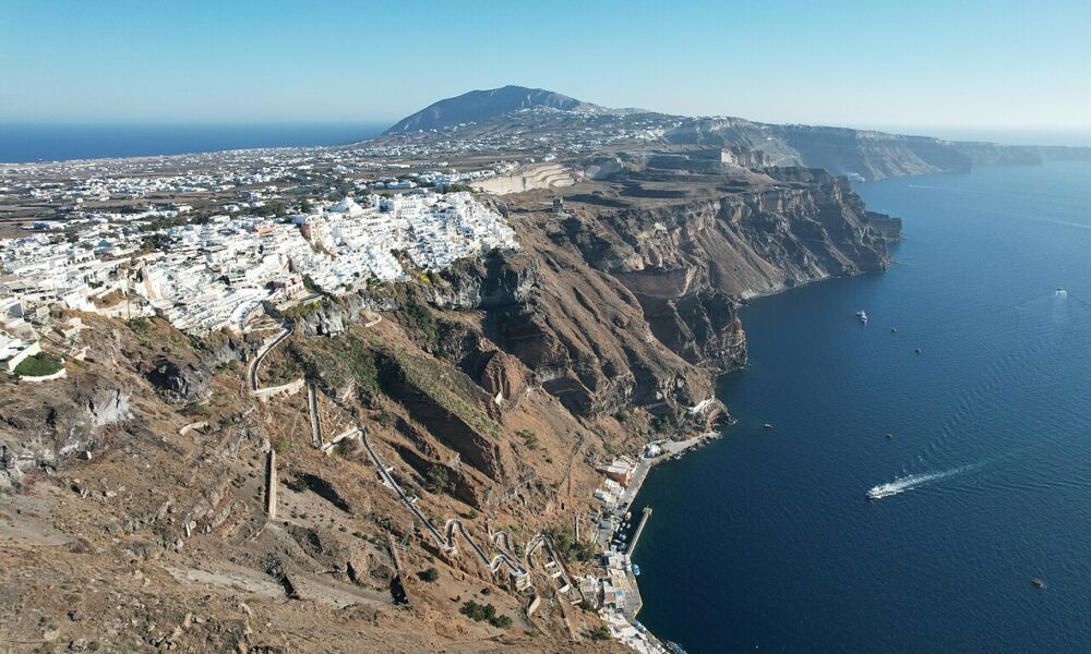 Noi cutremure lovesc insula Santorini. Locuitorii și turiștii au dormit în aer liber