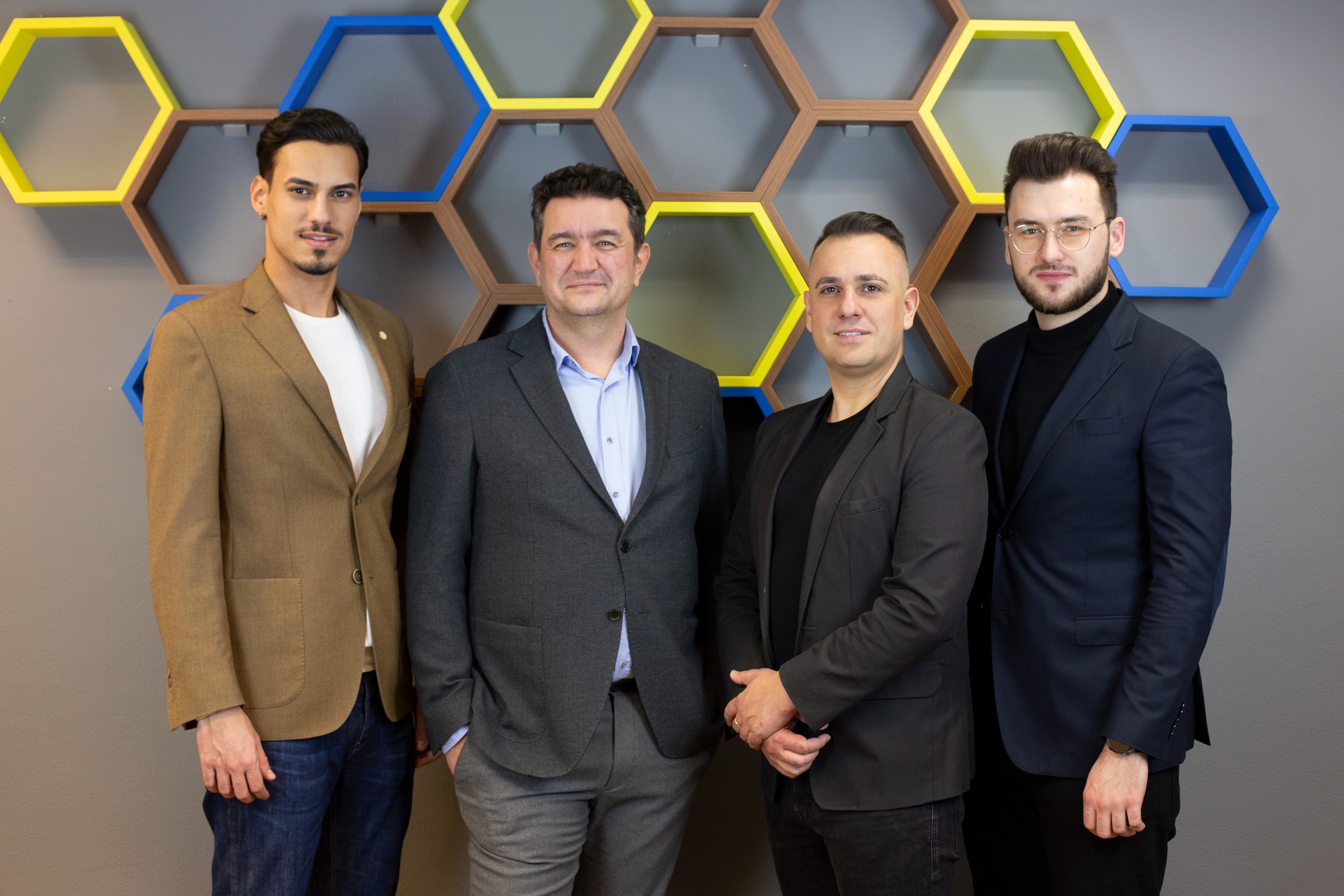 Robert Feraru (Managing Partner & Social Media Expert), Cristian China-Birta (Co-Founder & General Manager), Vlad Dulea (Co-Founder & Executive Manager) și Cosmin Sipoș (Managing Partner & PPC Expert) (sursă foto: arhiva companiei)