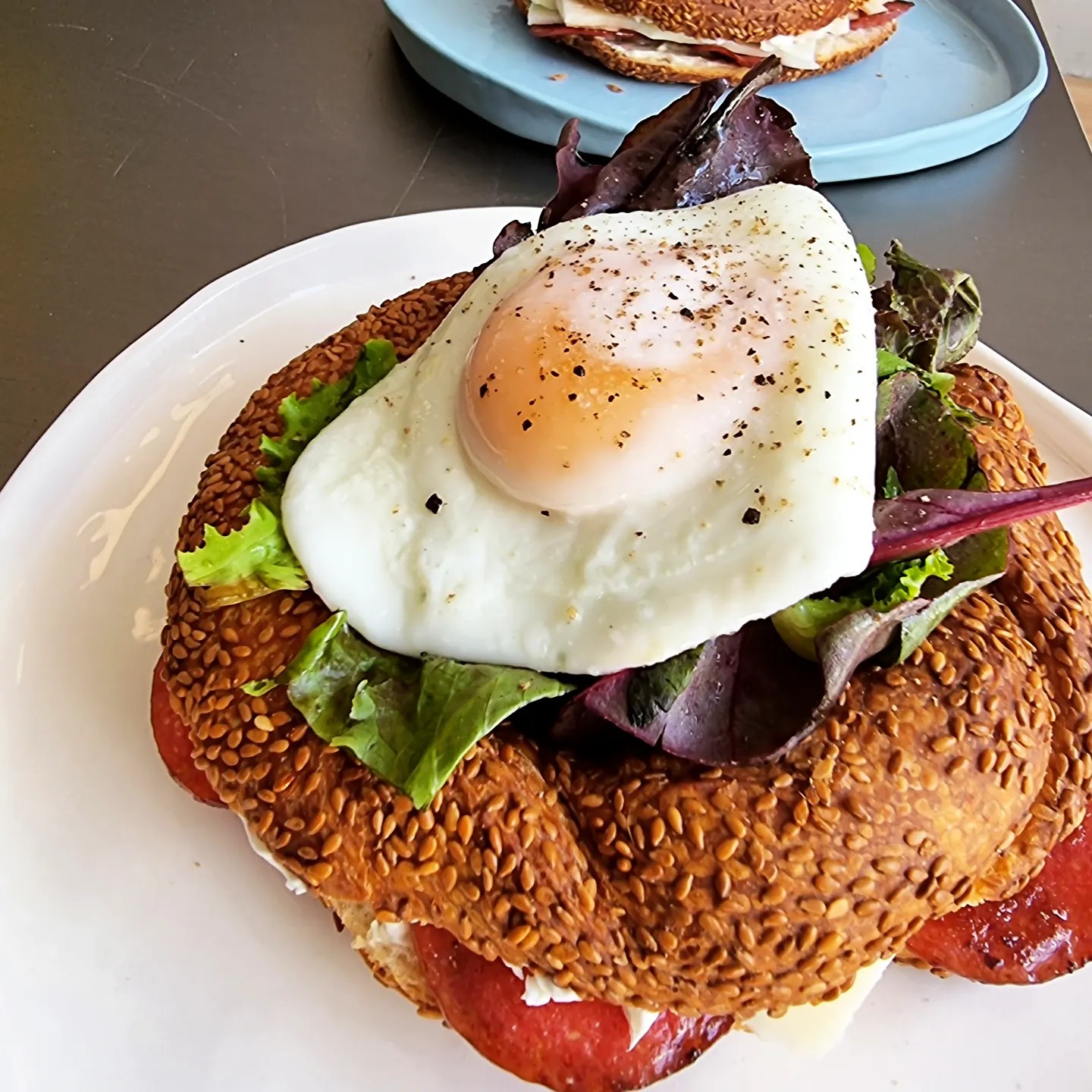 Bagel Simit cu susan, produs din meniul restaurantului Ou_București. Sursa foto: Facebook