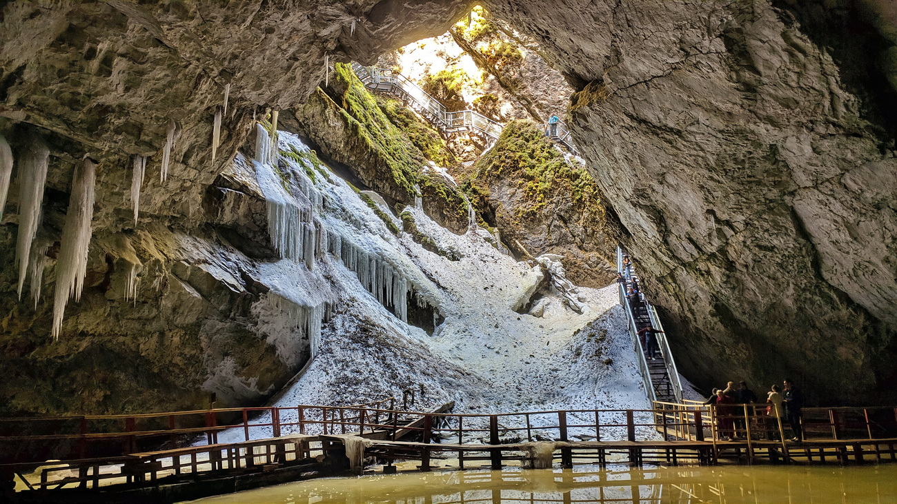 Peștera Scărișoara, sursa foto viziteazăromânia.ro