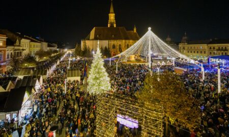 Târgul de Crăciun din Cluj-Napoca s-a deschis. Turiștii au admirat spectacolul de lumini