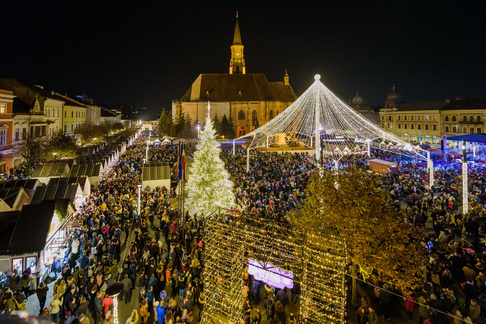 Târgul de Crăciun din Cluj-Napoca s-a deschis. Turiștii au admirat spectacolul de lumini