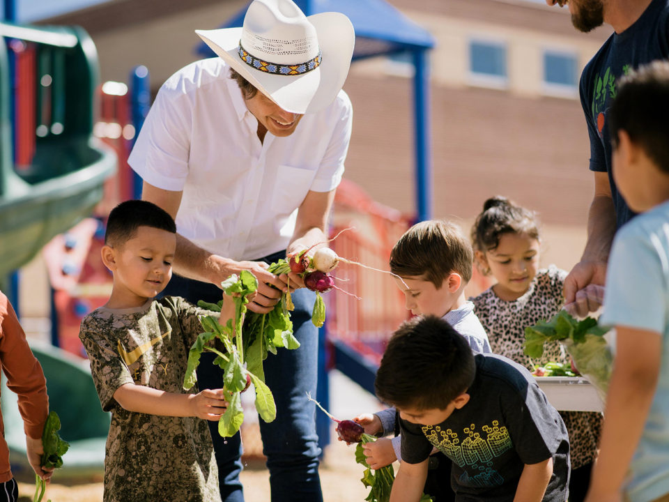 Kimbal Musk oferă subvenții unor şcoli din oraşele mici pentru construcția de grǎdini interioare, activitate prin care doreşte sǎ motiveze comunitățile să prețuiască alimentele produse local. ​​​​​​(sursǎ foto: 5280 Magazine)